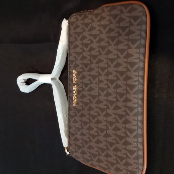 Michael Kors Jet Set LARGE Logo Wristlet NWT 8.5 x 5.5 GREAT PRICE - Picture 5 of 7